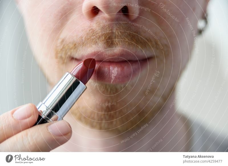 Bärtiger Mann trägt Lippenstift auf Vollbart Schminke Gesicht schwul Homosexualität lgbtqia männlich trans Person Porträt Erwachsener Mund Transgender Kaukasier