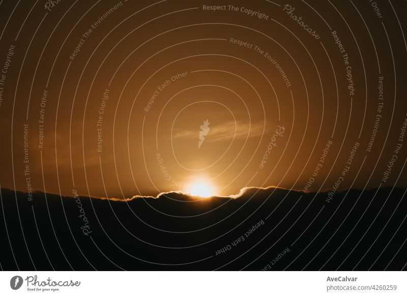 Super Sonnenuntergang über den schwarzen Wolken Tapete auf moody Töne mit Kopie Raum und orange Töne Abend Abenddämmerung Horizont Sonnenaufgang Dämmerung