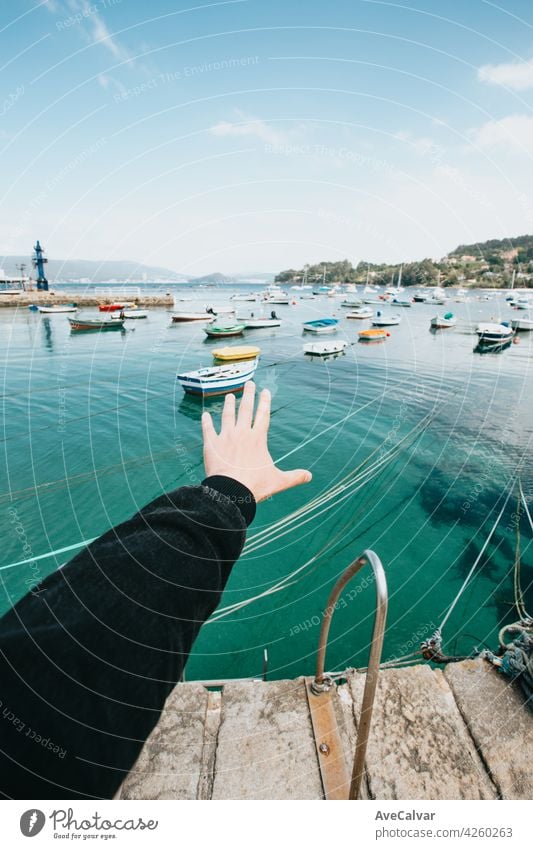 Bootsanleger während eines sonnigen Tages Tapete mit Kopierraum während eines super sonnigen Tages Jacht Reichtum Schiff Meer Motor Kreuzfahrt weiß Missbrauch