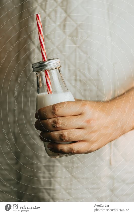 Hand hält einen Milchshake Sommer Konzept mit Kopie Raum über einen dunklen Hintergrund Person schütteln melken Kind Sahne Molkerei Mann Frau allein Geburtstag