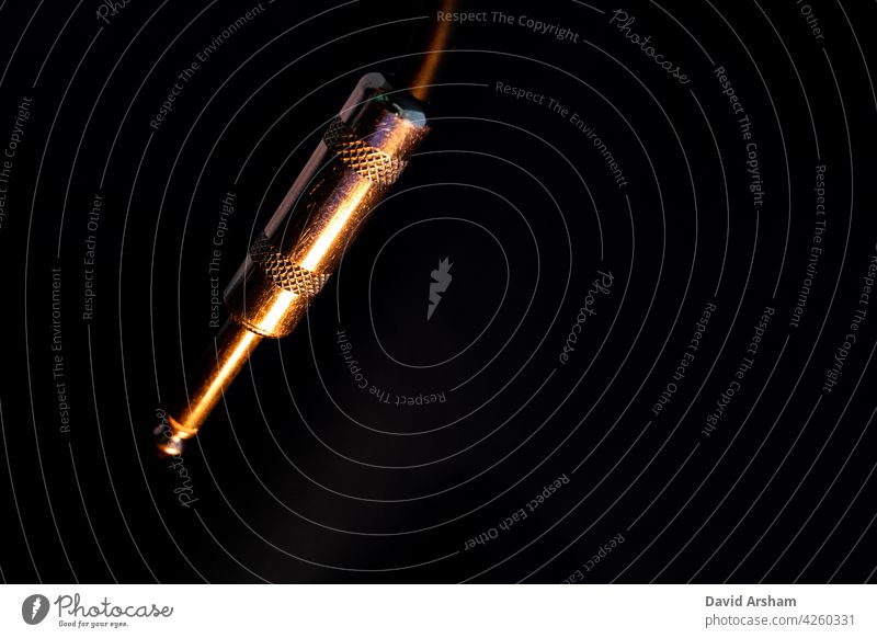 Makro-Nahaufnahme von isolierten Metall männlichen Viertel-Zoll-Audiokabel-Anschluss auf schwarzem Hintergrund Viertelzoll Wagenheber Instrumentenkabel 1/4 Zoll