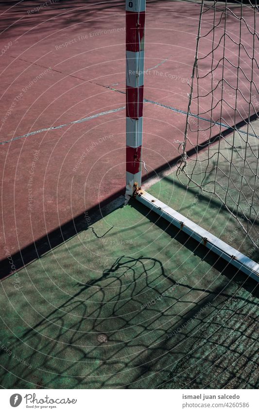 altes verlassenes Straßenfußballtor Fußball Fußballtor Tor Sportgerät Schatten Silhouette Boden Feld Gericht Fußballfeld Spielen Verlassen Park Spielplatz