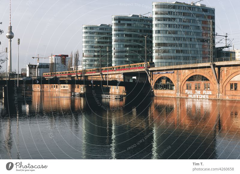 der Fernsehturm ,die Spree und die S Bahn Berlin SBahn train Berliner Fernsehturm Hauptstadt Wahrzeichen Sehenswürdigkeit Stadtzentrum Architektur Turm