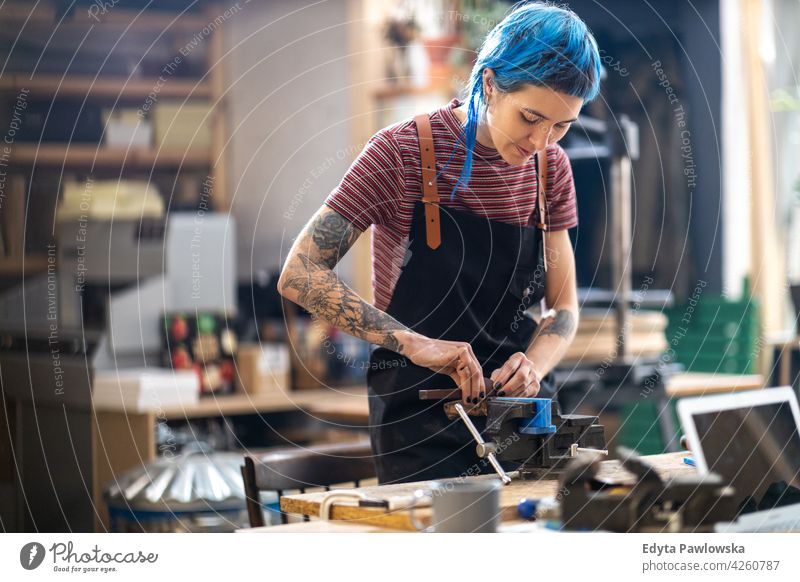 Zimmermannsfrau in ihrer Werkstatt diy Hipster Behaarung Tattoos Frau Besitzer Beruf Dienst Kleinunternehmen Mitarbeiter arbeiten Arbeitsplatz Flugzeugwartung