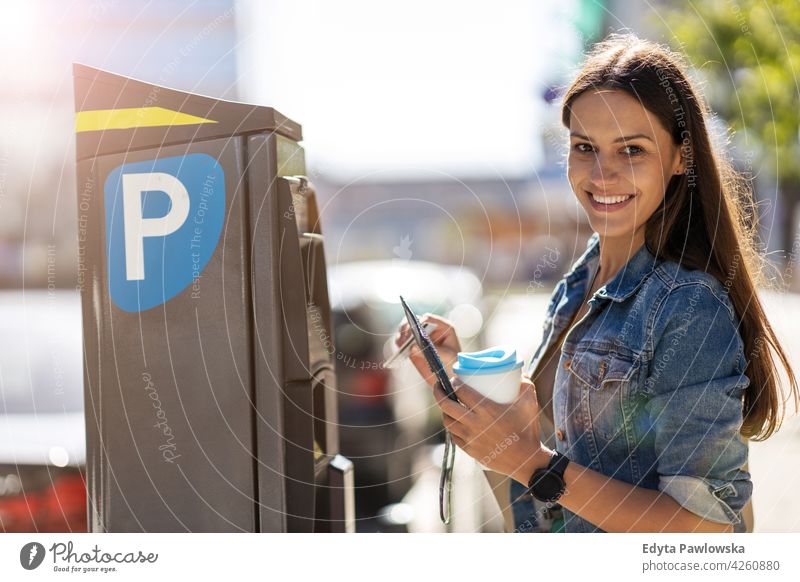 Frau zahlt für Stadtparken urban Straße Großstadt aktiv Menschen junger Erwachsener lässig attraktiv Glück Kaukasier genießend eine Person schön Positivität