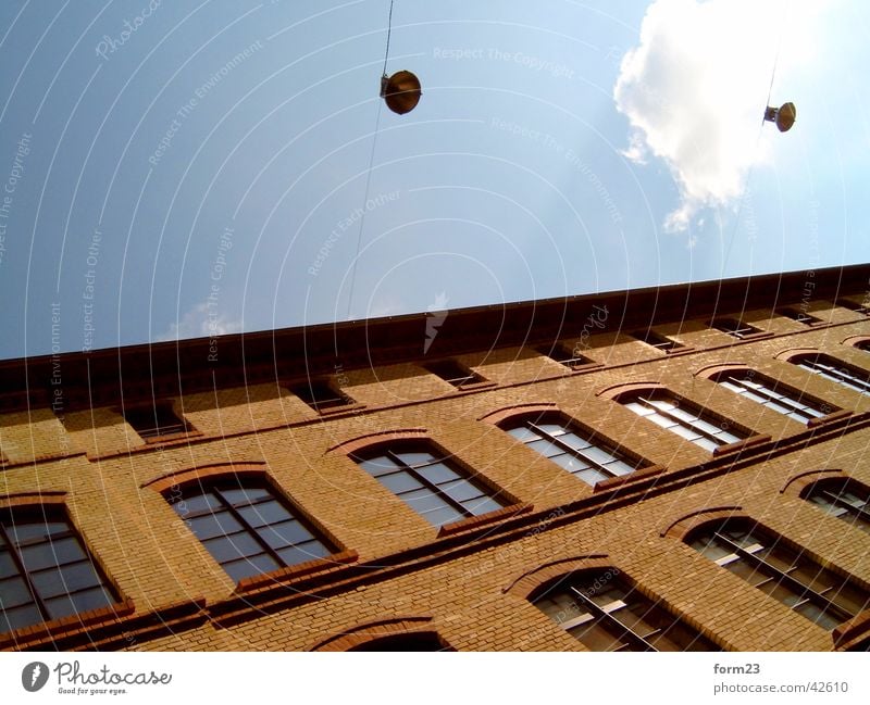 schräg Wolken Fenster Architektur Beleuchtung Himmel orange blau Ordnung