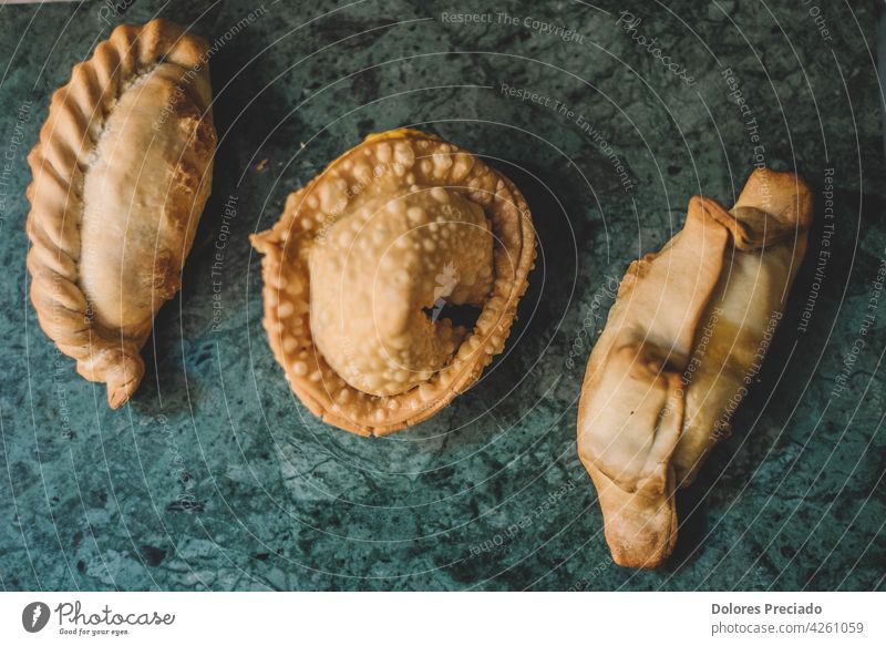 Gemischte gefüllte Empanadas, typisch für Südamerika Pastell selbstgemacht Mittagessen Antipasti Hähnchen Amuse-Gueule ethnisch Latein gekocht hispanisch Tisch