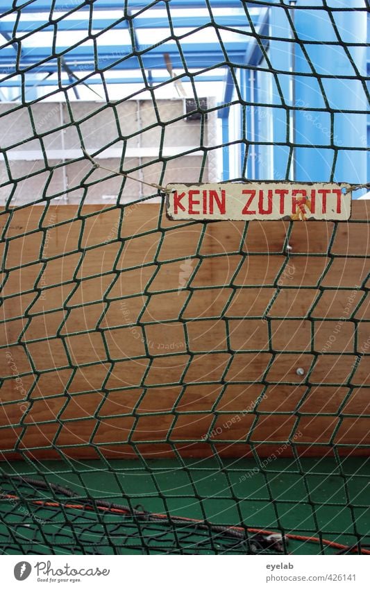 Wir müssen mal wieder draussen bleiben Ballsport Mauer Wand Fassade Verkehr Schifffahrt Passagierschiff Fähre Wasserfahrzeug Hafen Netz Holz Metall