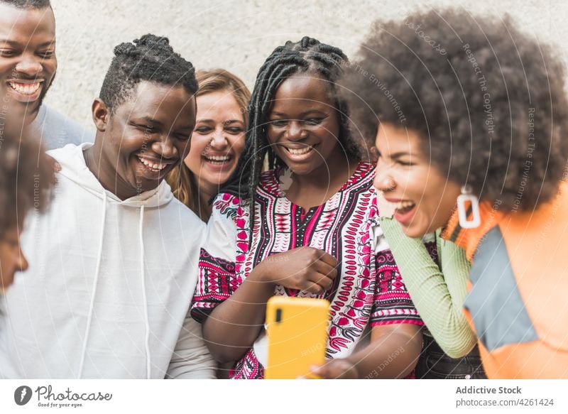 Glückliche multiethnische Freunde machen ein Selfie mit ihrem Smartphone in der Stadt Gedächtnis Moment Lächeln Straße benutzend Apparatur Männer Frauen Gerät