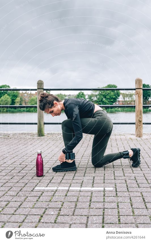 Frau läuft im Stadtgebiet rennen Joggen im Freien Jogger Sport Läufer Erwachsener Training Stauanlage Knöchelgewichte Großstadt Knöchel-Armreifen Fitness