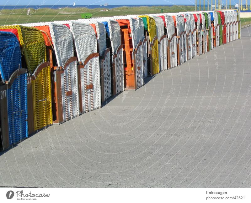 Strandkörbe Strandkorb Küste mehrfarbig diagonal aufsteigen Europa Reihe Farbreihe