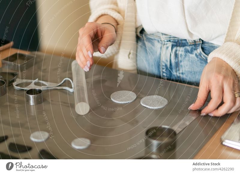 Frau bei der Herstellung von Stoffproben mit rostfreier Form Designer Formular Gewebe Spielfigur Arbeit Prozess handgefertigt Handarbeit beschäftigt Werkzeug