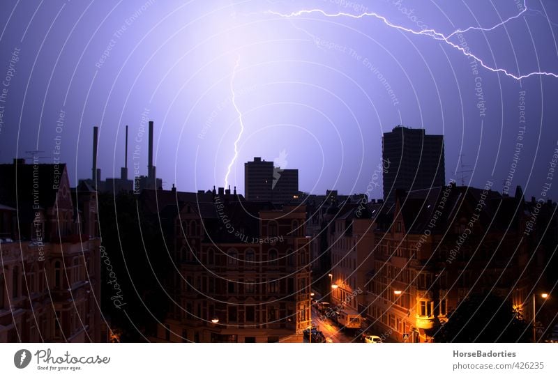 Die Narben Des Himmels Nachthimmel Horizont Sommer Wetter schlechtes Wetter Unwetter Gewitter Blitze Hannover Stadt Stadtzentrum Skyline Menschenleer Haus