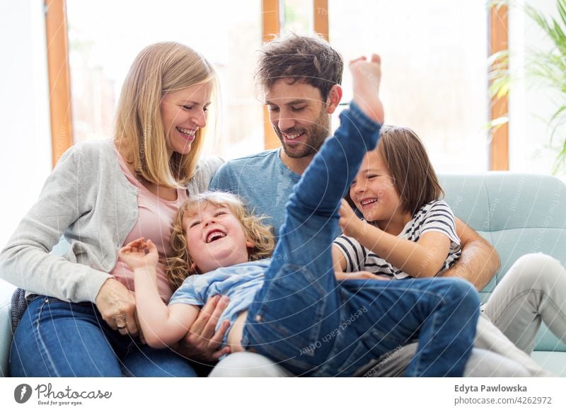 Glückliche junge Familie mit guter Zeit zusammen Mann Papa Vater Frau Mutter Eltern Verwandte Sohn Junge Kinder Partnerschaft Zusammensein