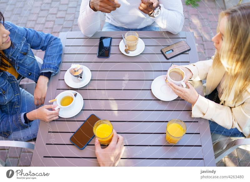 Draufsicht auf Menschen, die am Tisch auf der Terrasse einer Bar sitzen und einige Getränke trinken. Kaffee Café Tasse Freunde Tee unkenntlich Sitzung