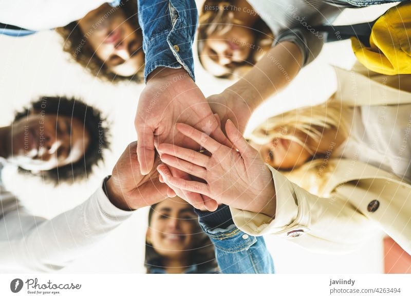 Hände einer multiethnischen Gruppe von Freunden, die sich als Zeichen der Unterstützung und Teamarbeit zusammengeschlossen haben. Hand Zusammensein Menschen