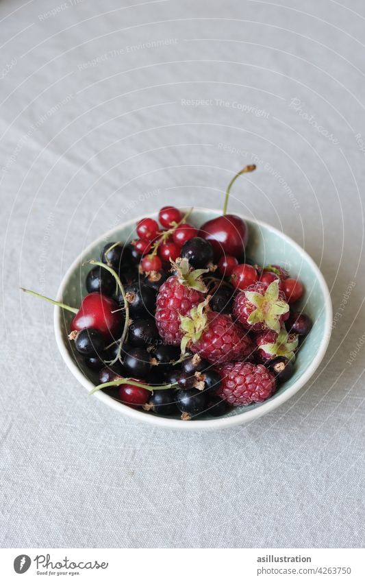 Beeren Mix Beerenfrucht Himbeeren Kirsche Johannisbeeren schwarze Johannisbeeren rote Johannisbeeren Beerenmix Sommer Lebensmittel Frucht Ernährung Farbfoto