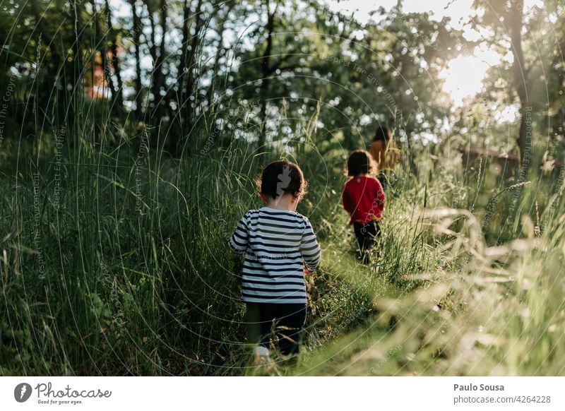 Bruder und Schwester folgen Mutter durch die Felder Mutterschaft Geschwister Familie & Verwandtschaft Zusammensein Zusammengehörigkeitsgefühl mir folgen folgend