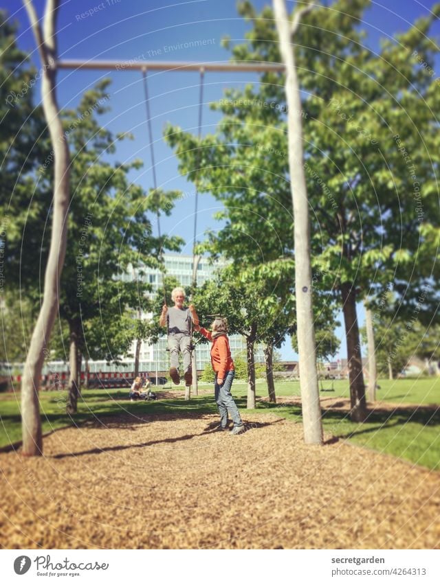 Immer in Bewegung bleiben (1/3) Schaukel schaukeln spielen kindlich spass Spielplatz Erwachsene Sommer Spielen Kindheit Außenaufnahme Freude Farbfoto anschubsen