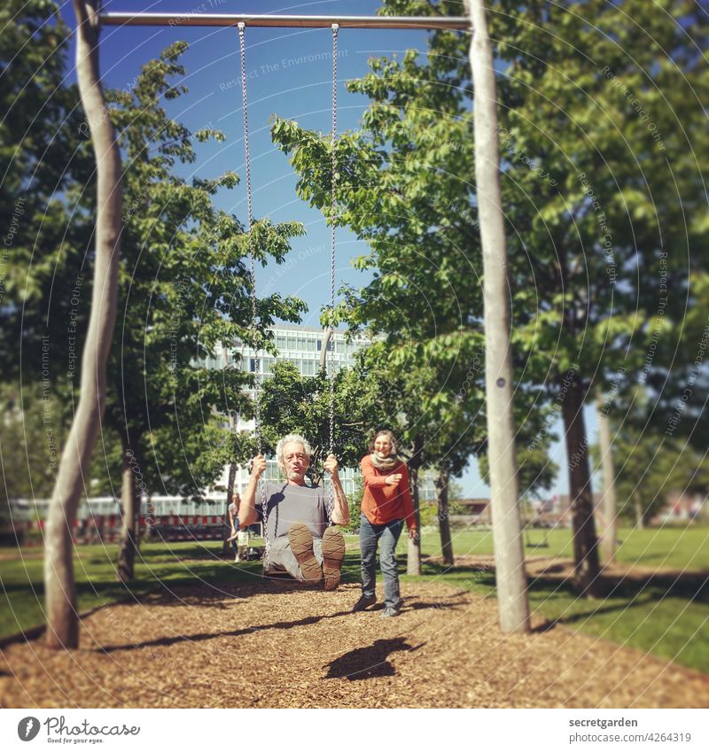 Immer in Bewegung bleiben (2/3) Schaukel schaukeln spielen kindlich spass Spielplatz Erwachsene Sommer Spielen Kindheit Außenaufnahme Freude Farbfoto anschubsen