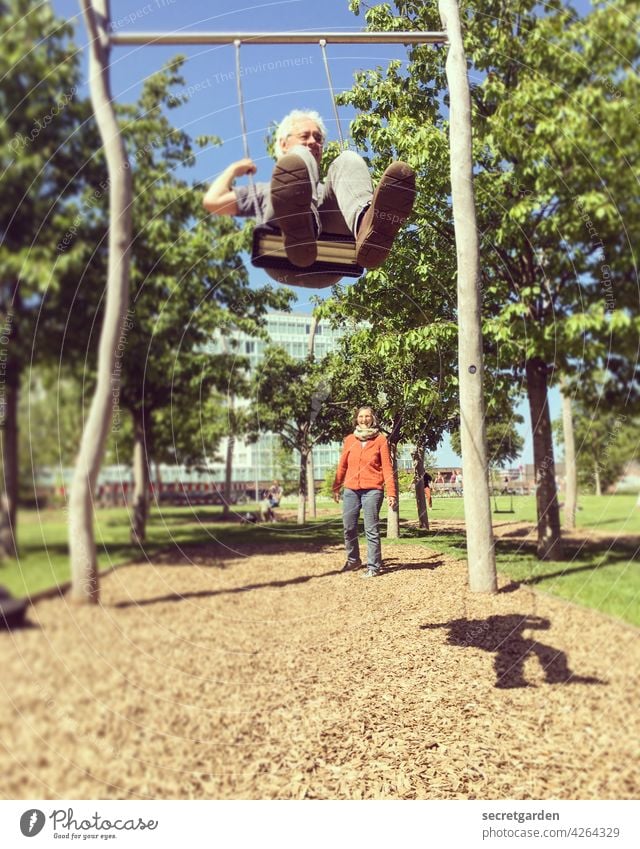 Immer in Bewegung bleiben (3/3) Schaukel schaukeln spielen kindlich spass Spielplatz Erwachsene Sommer Spielen Kindheit Außenaufnahme Freude Farbfoto anschubsen