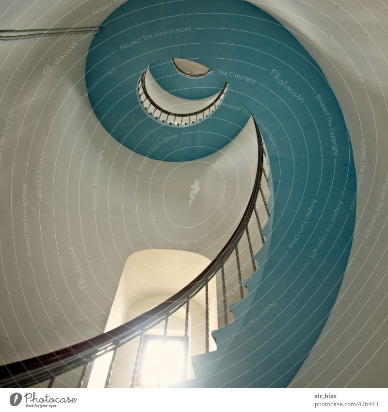 9 Stufen Leuchtturm Treppe Fenster rund blau weiß Treppengeländer aufsteigen Leuchtfeuer Lichterscheinung Wand Windung Farbfoto Gedeckte Farben Blick nach oben