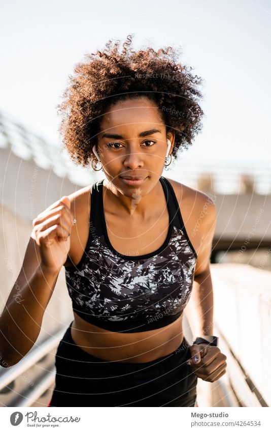 Afro-Athletin Frau läuft im Freien. Sport Übung Training Läufer Hintergrund Menschen Pflege Freizeit Körper Porträt Aktion Bewegung Herz trainiert. Motivation