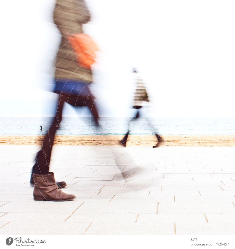 Disolución I Mensch feminin Körper 3 Horizont Strand Meer Kleid Mantel Tasche Stiefel gehen Coolness blau braun orange weiß Bewegung Farbfoto mehrfarbig