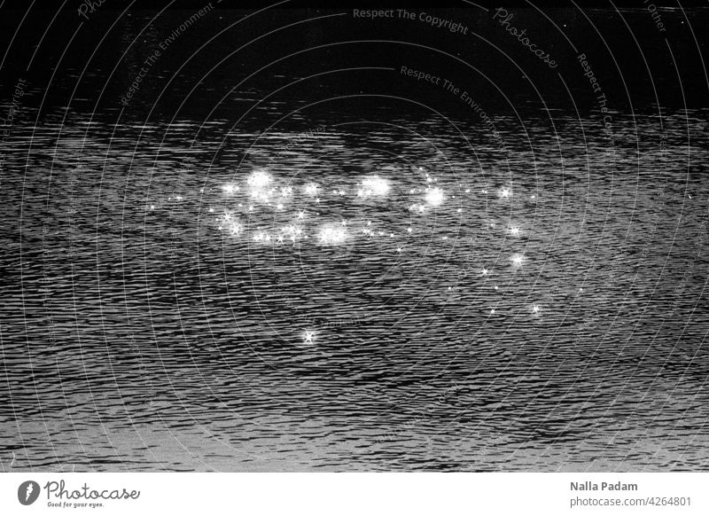 Wenn nichts mehr geht, Glitzer. analog Analogfoto sw Schwarzweißfoto Wasser Licht Reflexe Lichtreflexe Ruhr Fluss Wellen Magie nass Natur Elemente Zauber