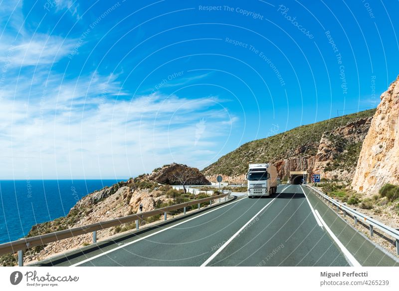 Lkw mit Kühlsattelauflieger auf einer Straße am Meer. gekühlt Strand Lastwagen Verkehr Anhänger Außenaufnahme Landschaft Küste mediterran verderblich logistisch