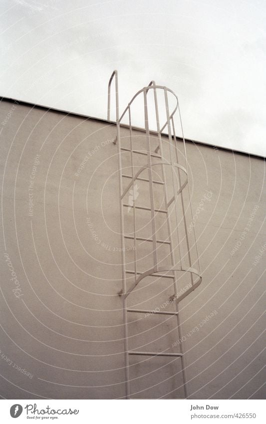 Aussteiger Himmel Mauer Wand Fassade Dach Unendlichkeit Feuerleiter Leiter ausstieg ungewiss Zukunftsangst aufwärts aufsteigen hoch Übergang erobern