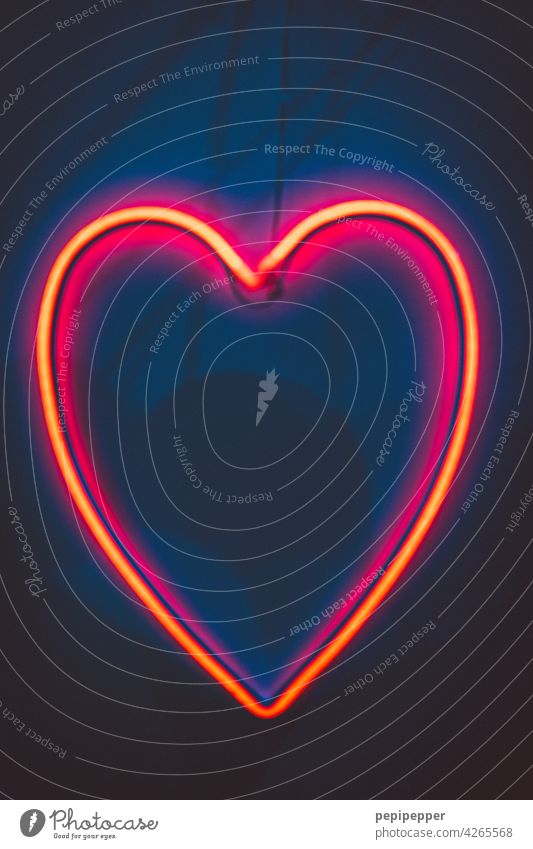 Neonherz, kitschig Herz Liebe rot Romantik Verliebtheit Valentinstag herzförmig Nahaufnahme Glück Gefühle Sympathie Liebeserklärung Liebesbekundung Liebesgruß