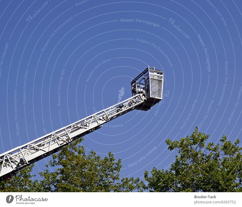 Feuerwehrdrehleiter mit Rettungskorb Teleskopmast Leitersatz löschen Brand brennen gefährlich Alarm Feuerwehrmann Brandschutz Notfall Feuerwehrauto Sicherheit