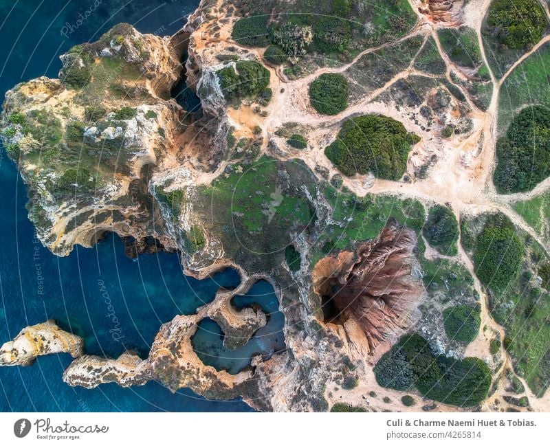 Praia da Boneca Algarven Lagos Portugal Küstenabschnitt von oben Luftaufnahme Drohnenshot Küste Atlantikküste von oben Außenaufnahme Meer Höhle Meereslandschaft