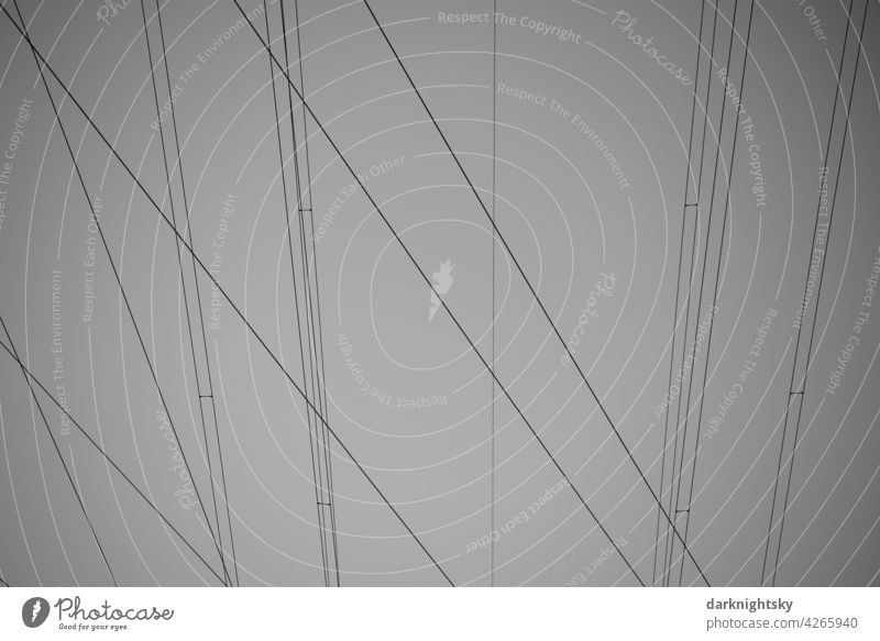 Kabel einer Hochspannungsfreileitung in sich kreuzender Linienführung. Erneuerbare Energie Technik & Technologie Energiekrise Stromtransport diagonale