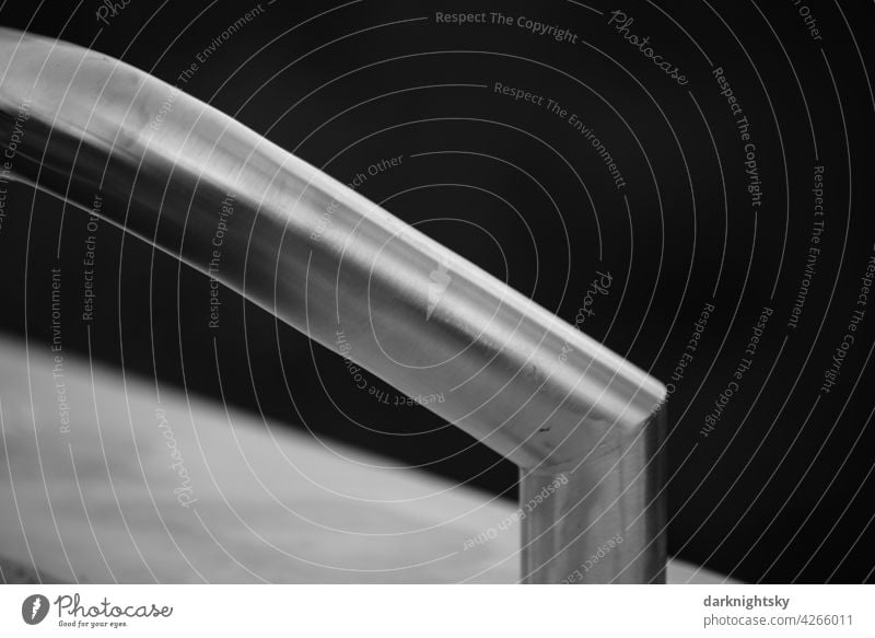 Neuer Handlauf aus Edelstahl mit bogenförmiger Linienführung als Detail moderner Architektur Detailaufnahme Design Geländer Menschenleer abstrakt Treppe