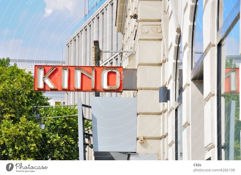 Stadtkino Kino Schild Kinoschild Großstadt Film Filmvorführung Insolvenz Aufgabe Kultur Filmindustrie Freizeit & Hobby Theater Kunst rot Licht Kinosaal Farbfoto