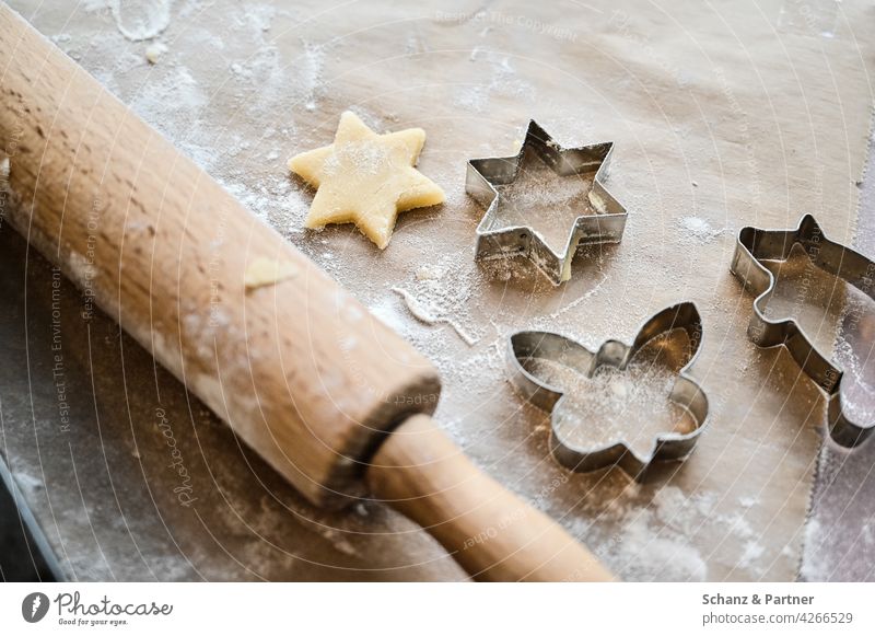 Plätzchen ausstechen Teigrolle Ausstechform Vorweihnachtszeit Weihnachten Stern backen Schmetterling Weihnachten & Advent Weihnachtsgebäck lecker süß Teigwaren