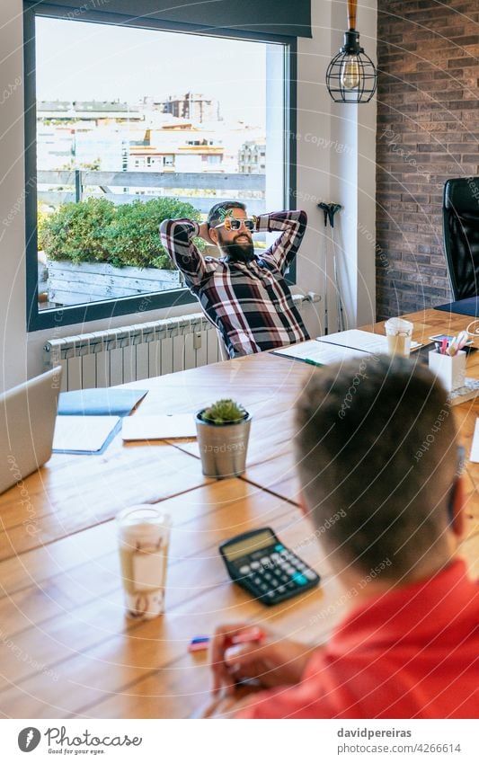 Glücklicher Büroangestellter, weil er in Urlaub fährt Arbeiter lustig Sonnenbrille gehen Sie Feiertag Geschäftsmann Vollbart Business reisen Menschen Sommer