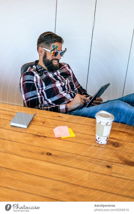 Glücklicher Büroangestellter, weil er in Urlaub fährt Geschäftsmann Arbeiter lustig Sonnenbrille Tablette Lächeln gehen Sie Feiertag Start Fröhlichkeit arbeiten