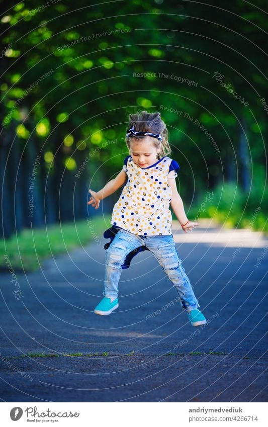 Nettes kleines Mädchen hat Spaß, springen und lachen im Freien. glückliche Kindheit wenig niedlich habend heiter jung Lifestyle Menschen Person Fröhlichkeit