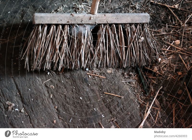 Alter Besen aus Holz in einem baufälligen Holzschuppen auf einem Bauernhof in Rudersau bei Rottenbuch im Kreis Weilheim-Schongau in Oberbayern kehren Kehrbesen