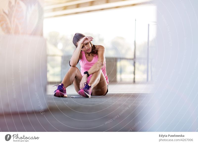 Sportliche junge Frau in einer städtischen Umgebung Energie trainiert. Fitness Aktivität Vitalität Körper Turnkleidung Training anstrengen beweglich