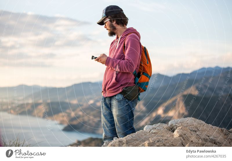 Mann beim Fotografieren von Meereslandschaften, Naturpark Maro-Cerro Gordo, Andalusien, Spanien Torre Vigía De Cerro Gordo mirador