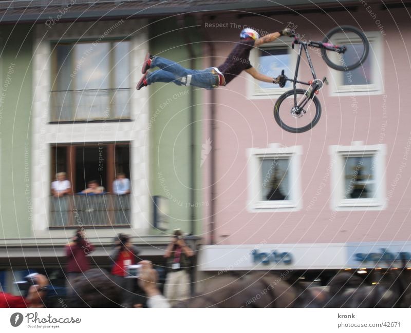 Superman springen Fahrrad Dirtjump Extremsport fliegen Air Sportveranstaltung Publikum hoch weit Mut verrückt gefährlich gewagt Körperbeherrschung Trick Jump