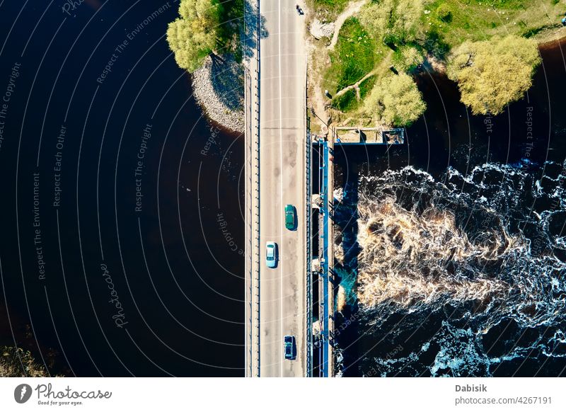 Auto fährt auf Brücke in Europa Kleinstadt, Luftaufnahme Fluss PKW Verkehr Antenne im Freien schön Natur Schönheit weißrussland Vogelperspektive Ökosystem