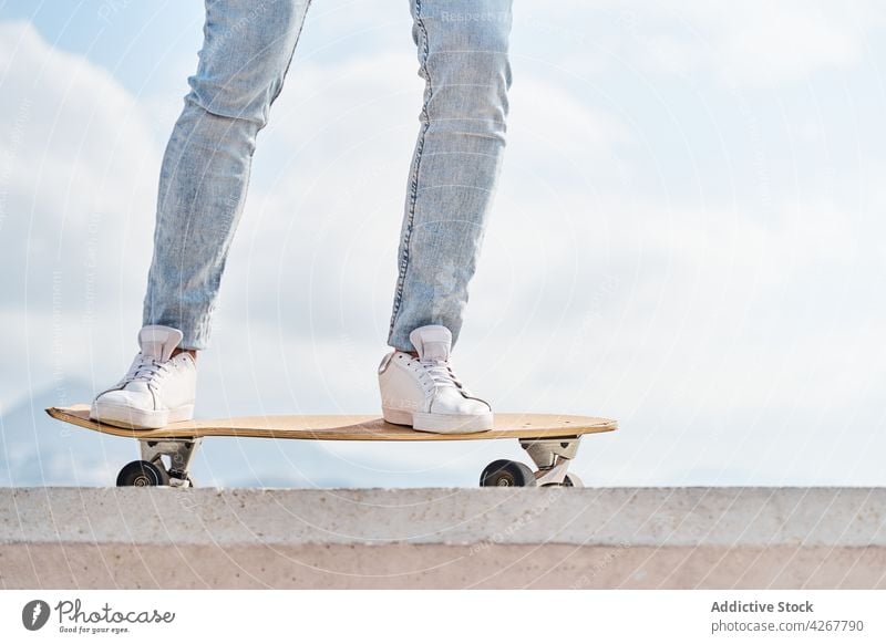 Männlicher Skateboarder fährt auf einer Böschung in einer tropischen Stadt Mann Skateboarderin Aktivität Fähigkeit Hobby Mitfahrgelegenheit Stauanlage