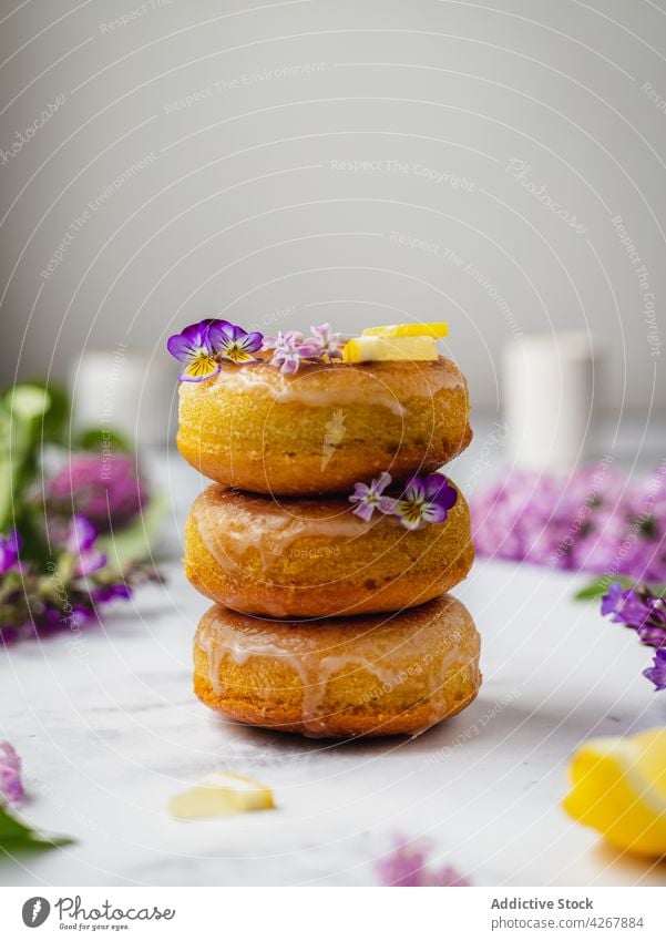 Leckere Krapfen mit Zitronenscheiben und Lavendelblüten Doughnut Glasur Gebäck süß Leckerbissen lecker Haufen frittiert Blume natürlich Aroma organisch frisch