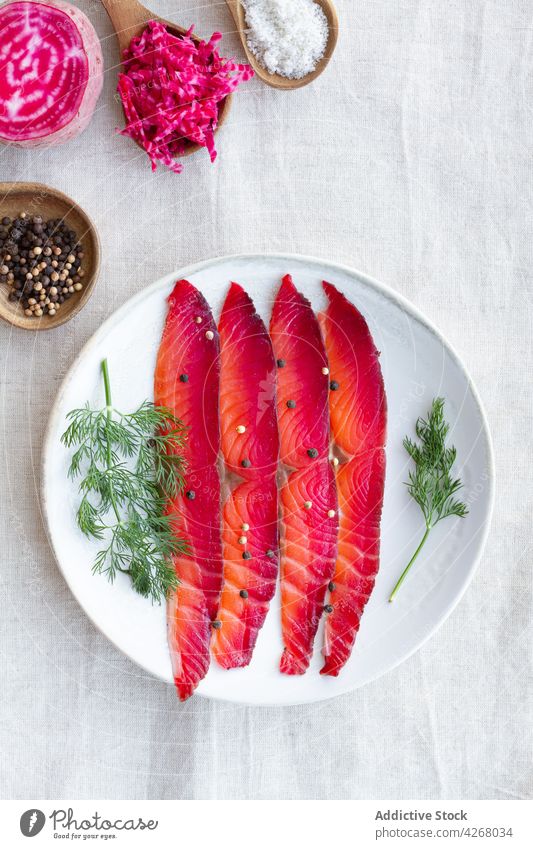 Geräucherte Lachsscheiben auf dem Teller gravlax Fisch Amuse-Gueule Pfefferkörner Dill Rote Beete geräuchert geheilt mischen frisch Kraut natürlich Protein