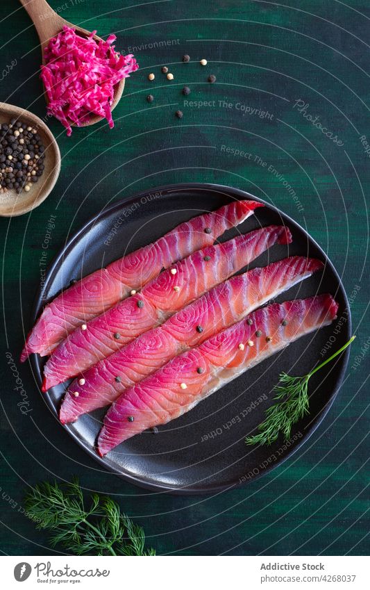 Geräucherte Lachsscheiben auf dem Teller gravlax Fisch Amuse-Gueule Pfefferkörner Dill Rote Beete geräuchert geheilt mischen frisch Kraut natürlich Protein